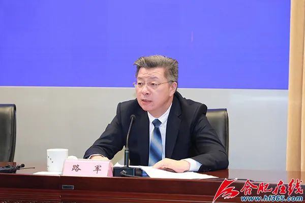 合肥市委常委,副市长路军在新闻发布会上回答记者提问 许梦宇 摄