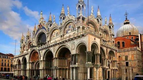 威尼斯圣马可大教堂始建于11世纪门口的柱饰是财富权力的象征