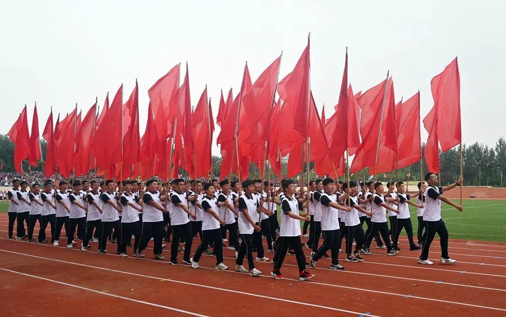 各班方队通过个性化的才艺展示,献礼建党100周年,充分展现了"六有