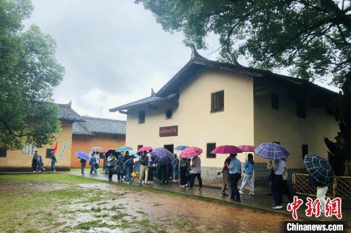 图为游客冒雨参观江西赣州瑞金市叶坪乡"一苏大"旧址.