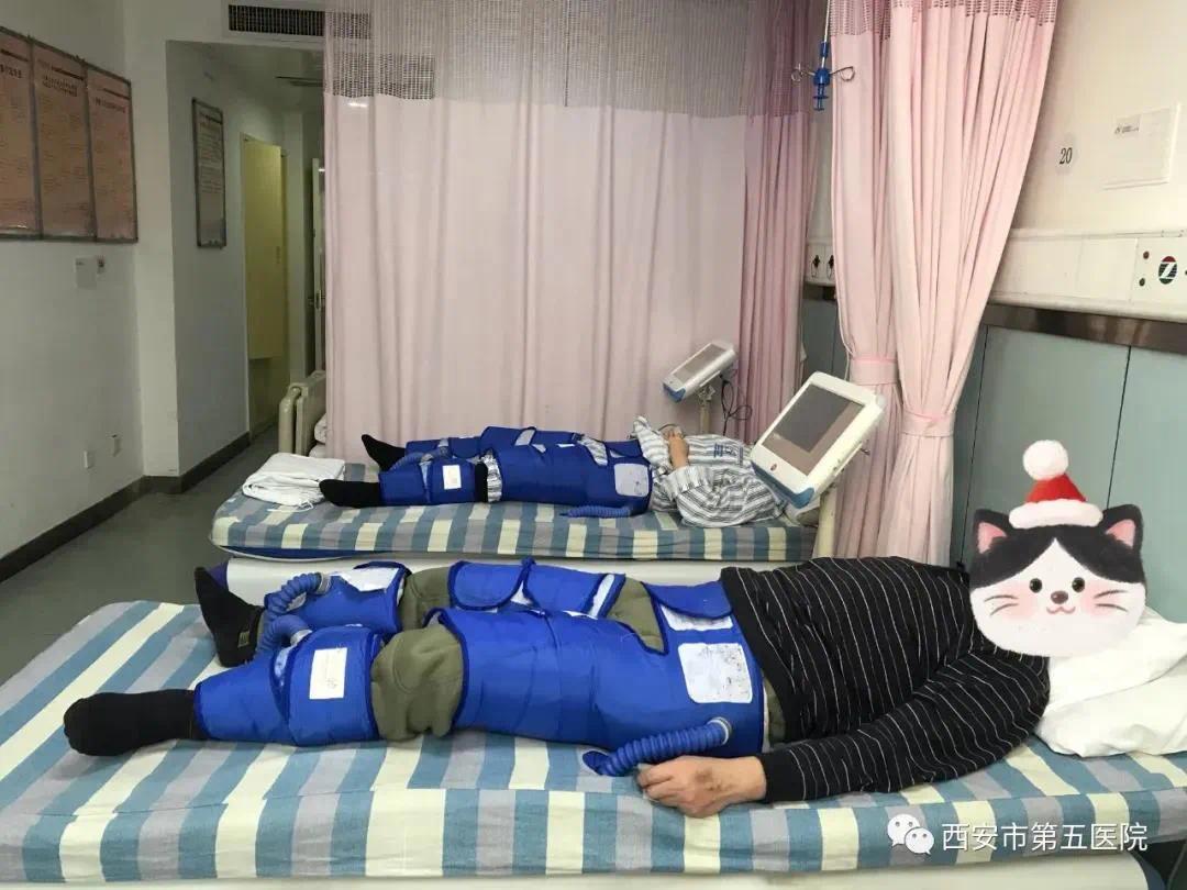每年均送医护人员前往西京医院进修学习,同时科室选派医师到国外学习