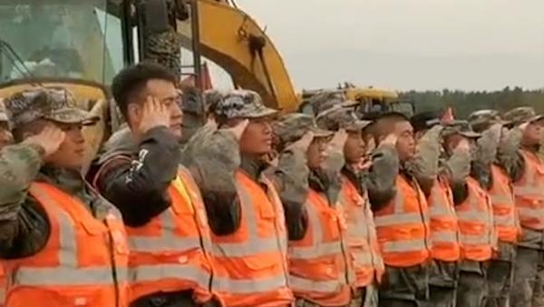山西吕梁抗洪一线退伍老兵和现役官兵互敬军礼