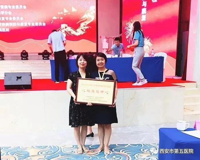 每年均送医护人员前往西京医院进修学习,同时科室选派医师到国外学习