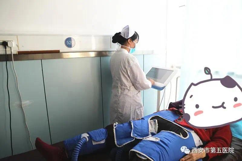 每年均送医护人员前往西京医院进修学习,同时科室选派医师到国外学习
