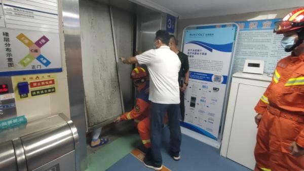 医院电梯突发故障4人被困救援人员破拆解救