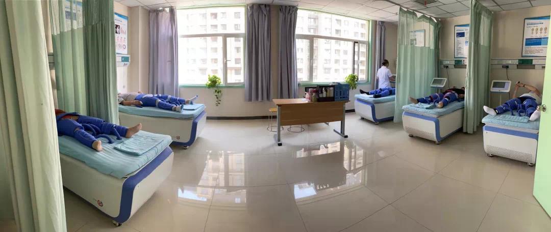 两周前偶感胸前有持续刺痛,适逢他老伴因心肌缺血与肾结石须住院,便
