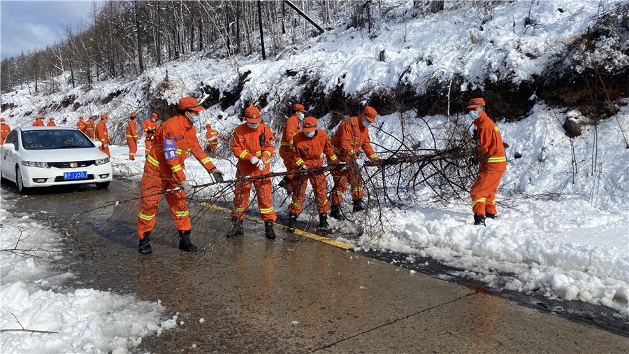 突降大雪黑龙江大兴安岭部分道路阻塞森林消防紧急出动