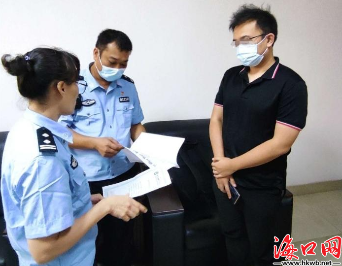 (龙华警方供图)男子陈某持建筑工程师职称证书向该中心申请落户,经