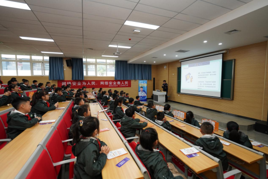 在西安高新区第八小学,来自西安市公安局高新分局的顾晗钰警官结合