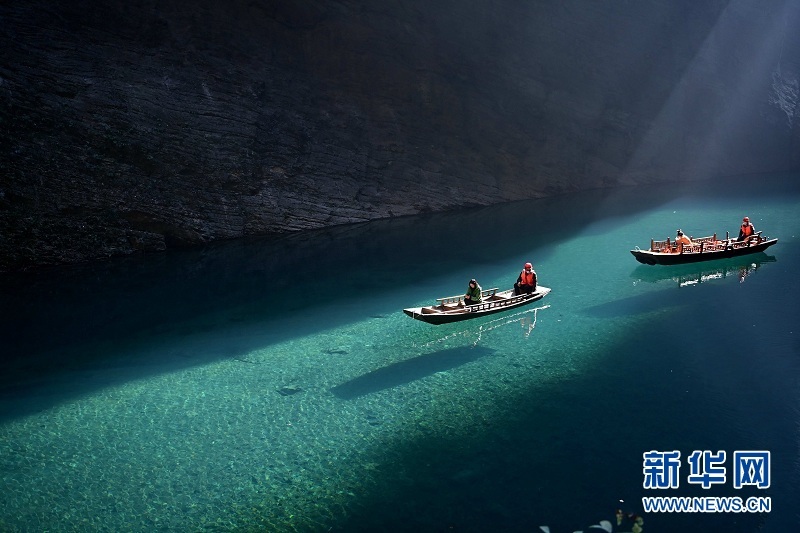 湖北屏山:峡谷圣境舟悬浮 深秋时节,湖北省恩施土家族苗族自治州鹤峰