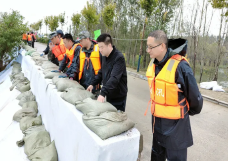 泰安市东平县梯门镇:驰援堤坝,迎战急流