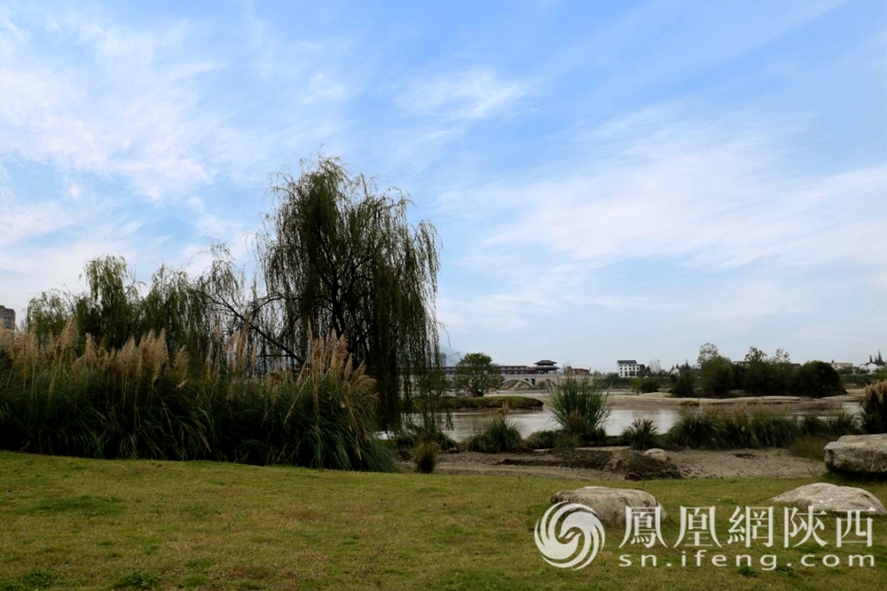 汉中天汉湿地公园生态修复让乱石滩变江南风情街