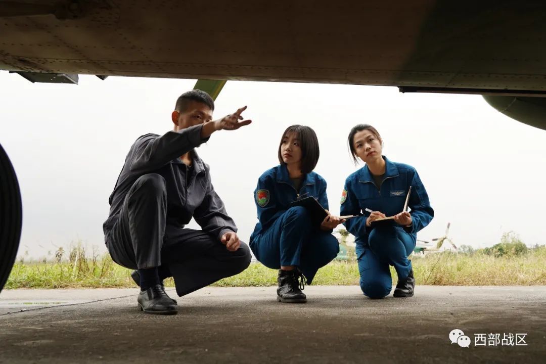 紧盯战场磨砺剑祝福两位女飞行员经过洗礼早日成长为优秀的空中战斗员