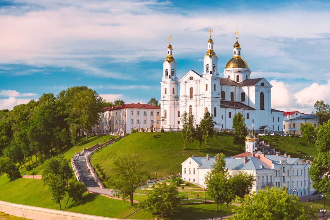 我们总觉得,白俄罗斯人文风景,无论是东正教堂,巴洛克式建筑,还是纪念