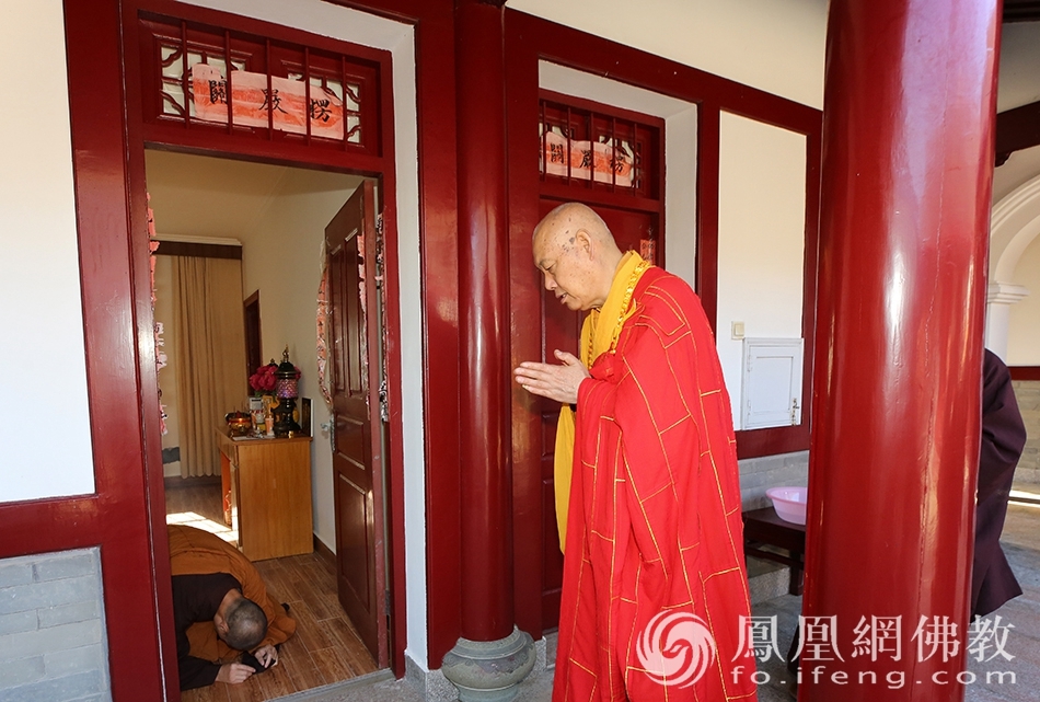 恒虚法师顶礼大和尚(图片来源:凤凰网佛教 摄影:普陀山佛教协会)