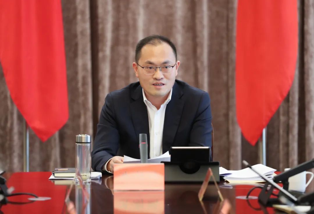 29日,湖州市委副书记,市政府党组书记,代市长洪湖鹏主持召开市政府