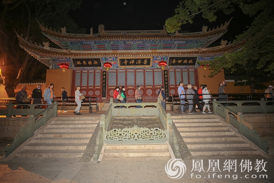 要求有序进入普济禅寺(图片来源:凤凰网佛教 摄影:普陀山佛教协会)