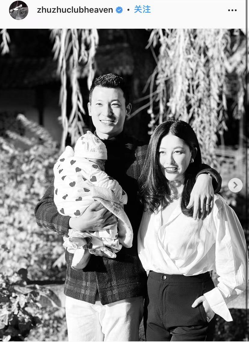朱珠产后首晒全家福富商老公怀抱妻女笑容灿烂