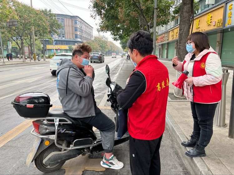 助力疫情防控西安市高陵区志愿者在行动