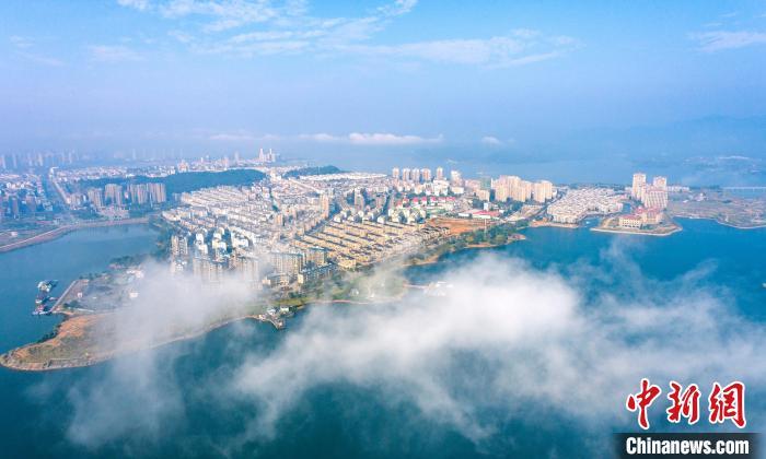 深秋时节,江西省九江市武宁县出现平流雾景观,城市云雾缭绕美如画.