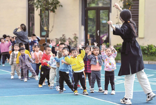 武汉市青山区第一幼儿园戴家湖园区的孩子们在户外活动