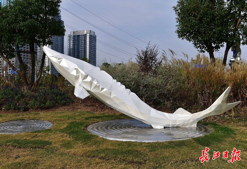 中国瑰宝中华鲟雕塑.长江日报记者李永刚 摄