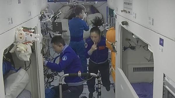 看航天员在太空如何洗头刷牙王亚平冲天辫依然抢镜