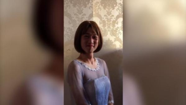 男生穿裙子反串做"伴娘" 嘉宾:他成了婚礼焦点