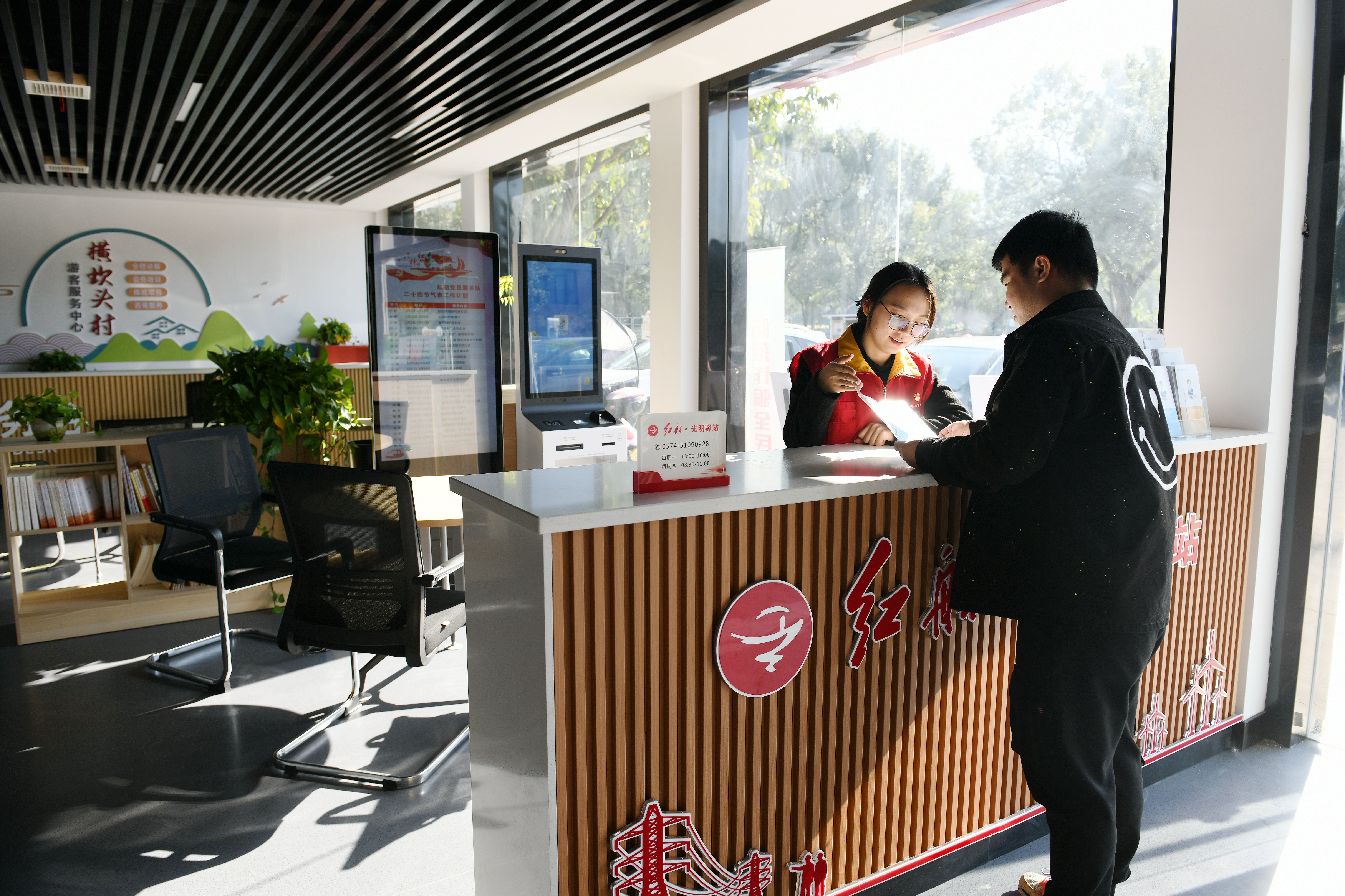 一来二去,时间久了,小黄车每次一来,村里的高音喇叭就会广而告之,村民