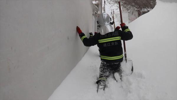 内蒙古通辽暴雪致一民房倒塌消防员雪中爬行500米救援