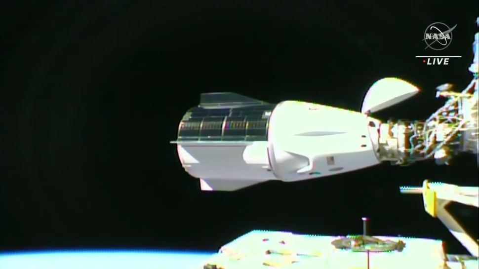 spacex载人龙飞船第四次运送宇航员成功与国际空间站对接