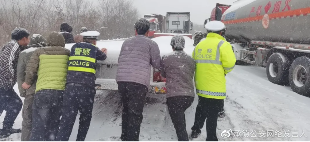 围场公安交警救助雪中行驶困难车辆