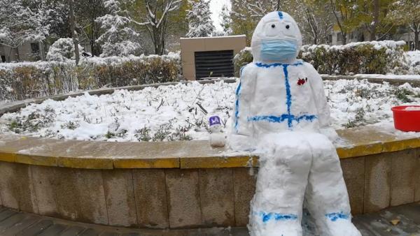 致敬抗疫人员居民花3小时将雪人堆成穿防护服的大白