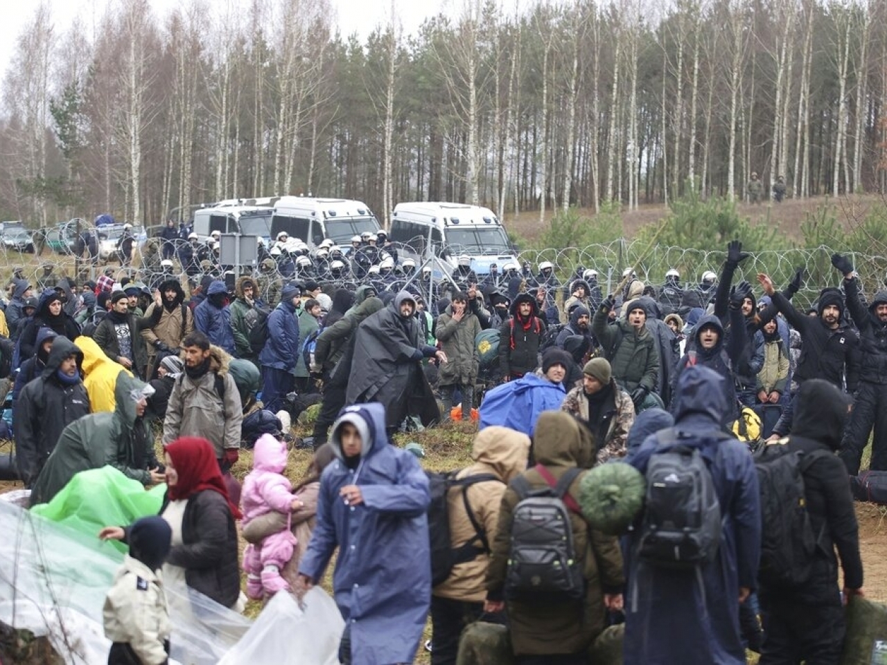 难民涌波兰边境 欧盟指责白俄打"难民牌"