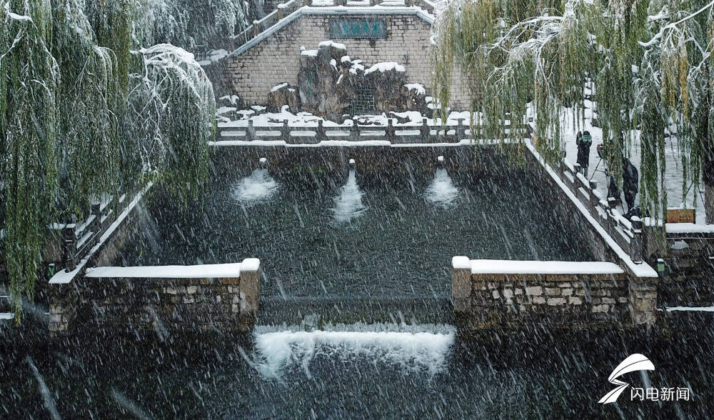 雪中的黑虎泉和护城河,在大雪的映衬下,宛如一幅水墨画卷