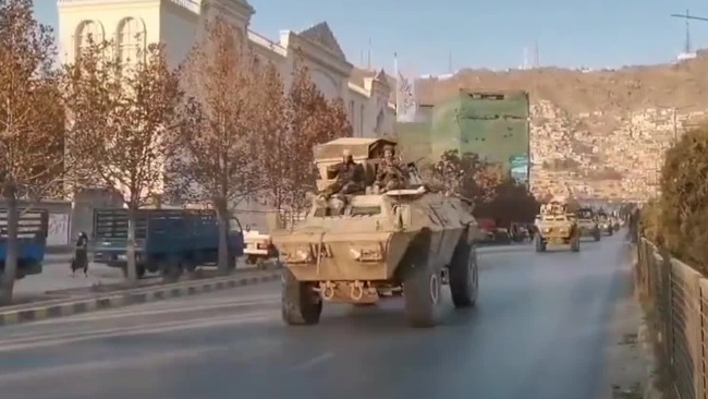 阿富汗塔利班举行阅兵式士兵手持m4步枪美制军车列长队展示