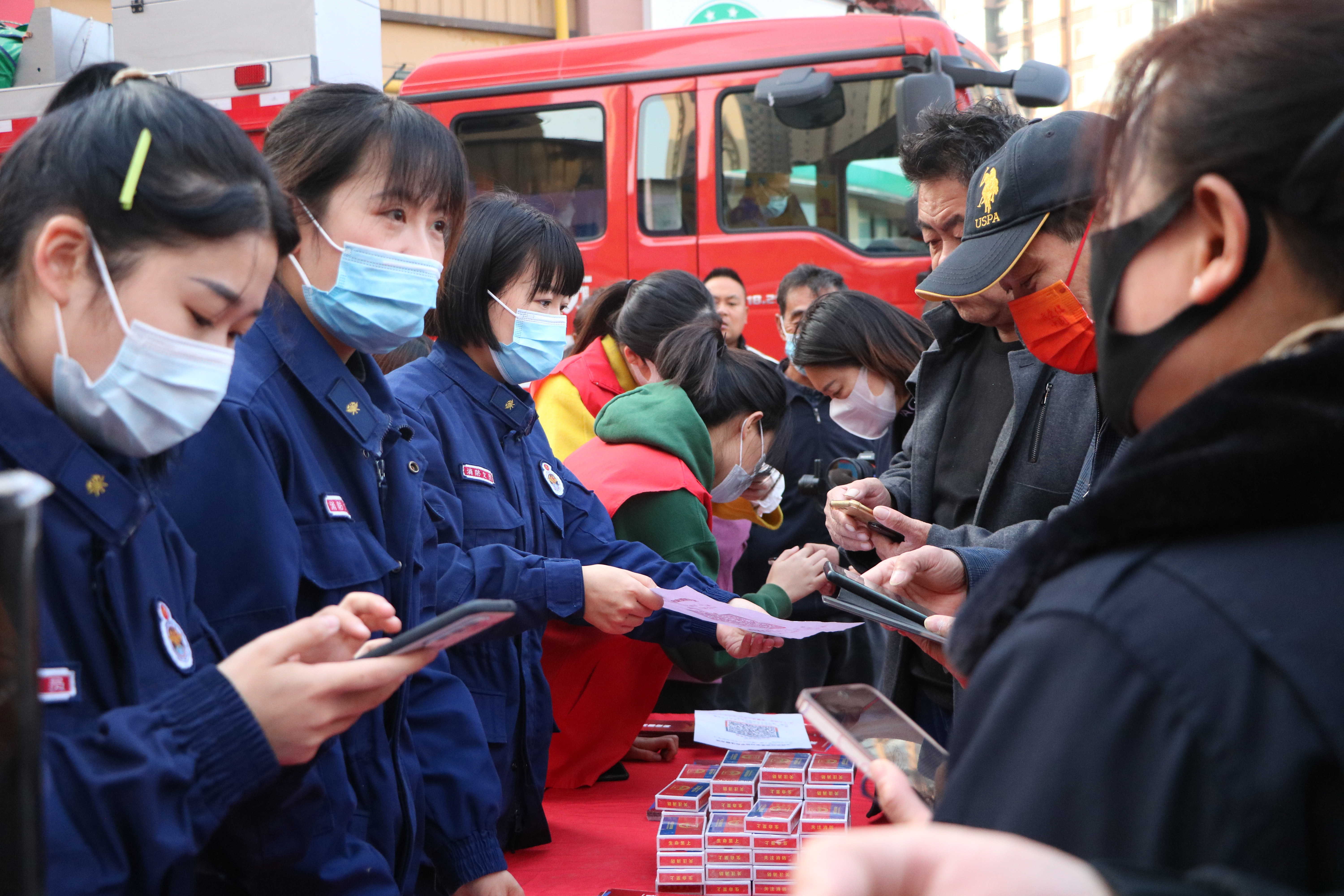 安全负责人开展"一警七员"消防技能实操实训,现场进行理论知识授课