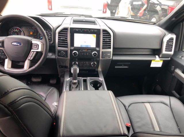 2021款福特f150白金版的表面颇具动感,内饰奢华,配置富厚,同时兼具