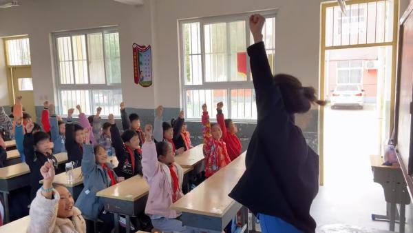 小学音乐老师带学生跳"课桌舞"