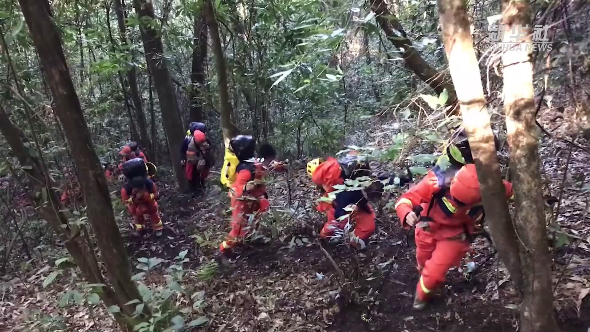 云南镇沅组建重装穿越组翻越哀牢山搜救失联人员