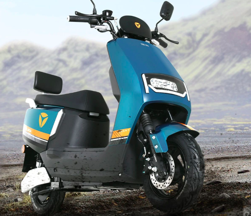 雅迪电动车发布新款电摩配备扩充大容量电池一次充电可以跨城骑行