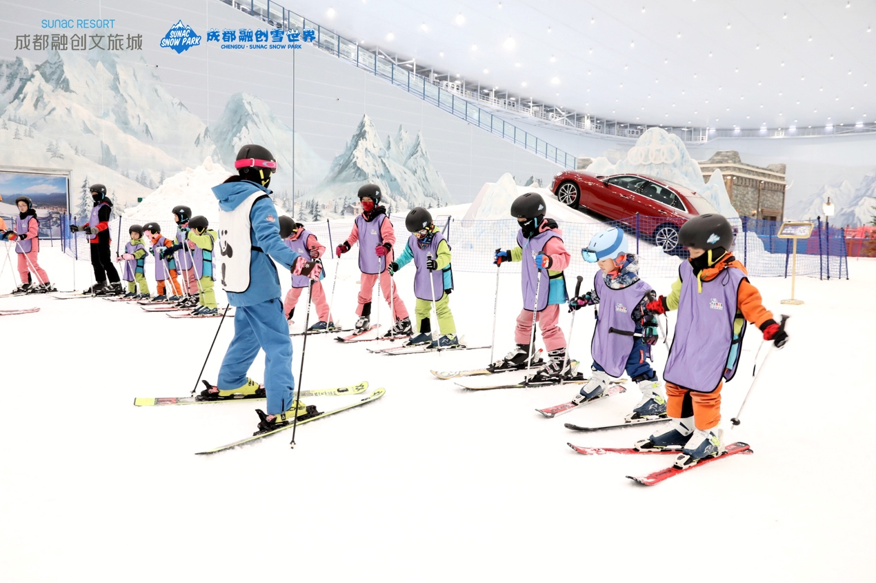 "融创文旅旨在助力推动校园冰雪运动新格局,普及冰雪文化,为中国冰雪