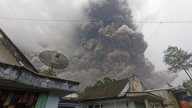 印尼塞梅鲁火山喷发成吨火山灰抛向空中