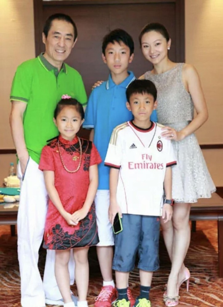 张艺谋妻子罕晒大儿子,20岁穿西装帅气大长腿抢镜,五官遗传陈婷