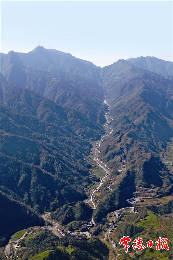 鸟瞰石门大山山坳中的薛家村.