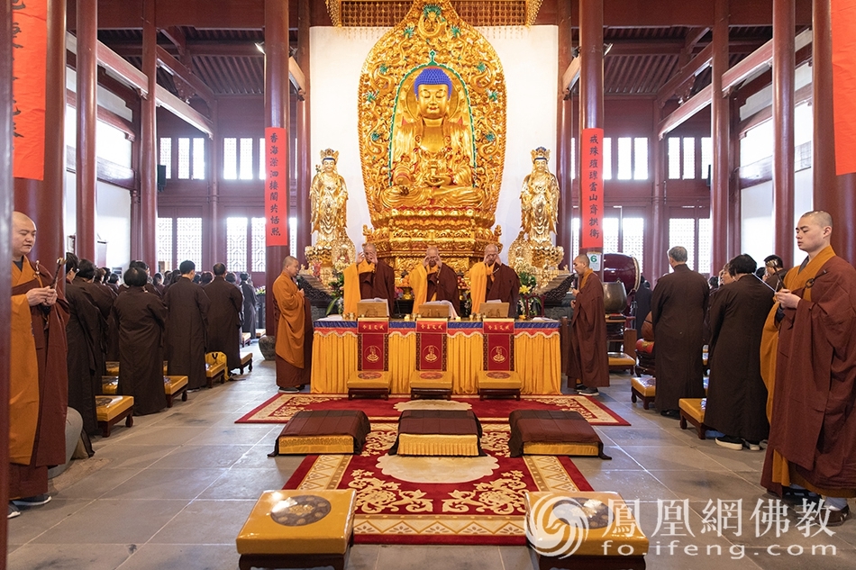 普陀山普济禅寺举行传授三皈五戒法会