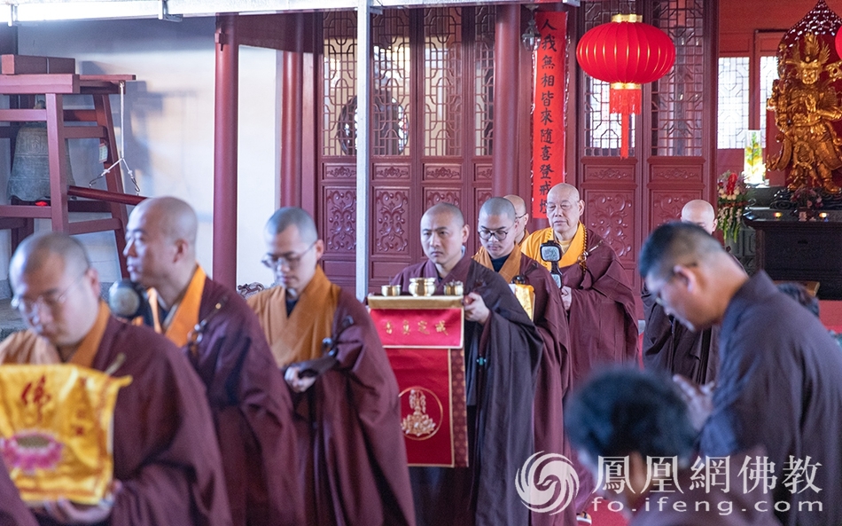 普陀山普济禅寺举行传授三皈五戒法会