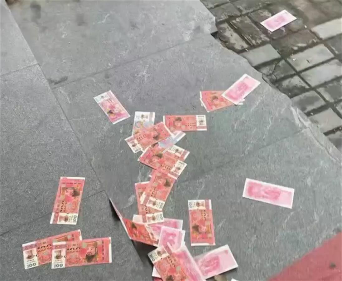 女子多次半夜到前东家店门口撒冥币泄愤被拘留7天