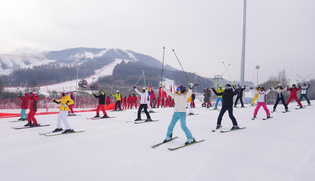 12月18日,滑雪爱好者在通化万峰滑雪场滑雪.新华社记者 许畅摄