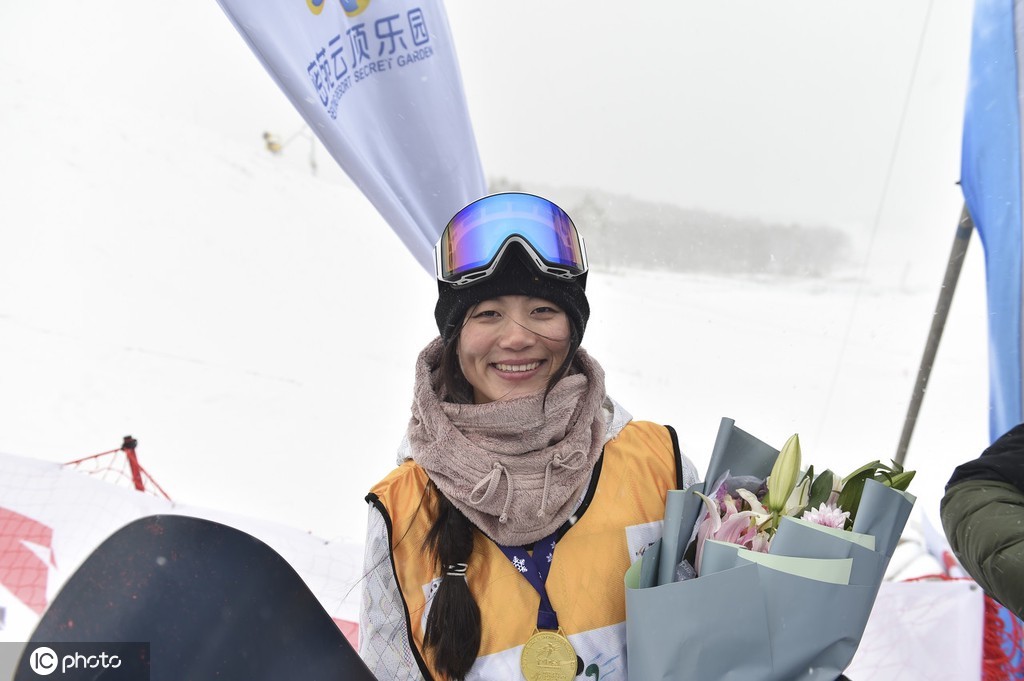 单板滑雪世界杯中国女队三人晋级u型场地技巧决赛